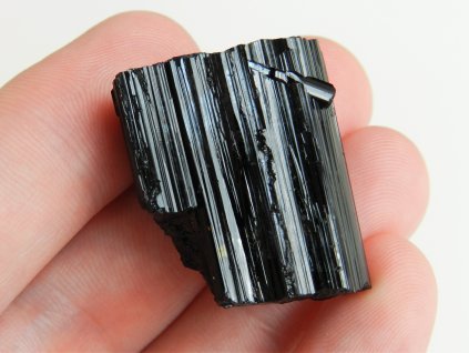 turmalin cerny drahokam polodrahokam cesky mineral 2