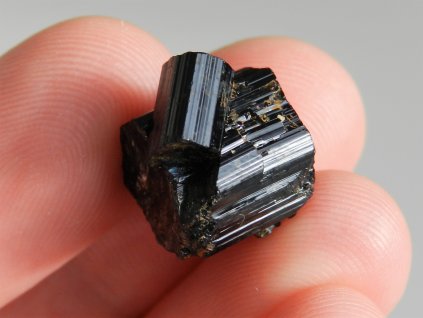 cerny turmalin skoryl srostlice krystalu barevna duha odlesk prodej cesky kamen obrazky 1