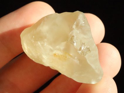 citrin prirodni drahy kamen barevna duha duhovy odlesk 1