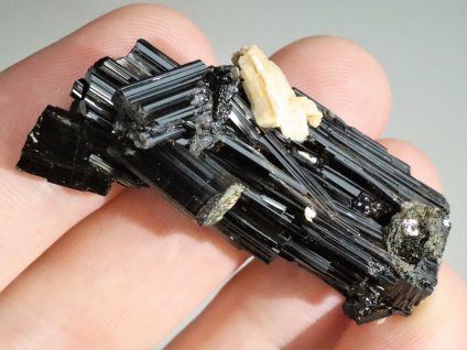 cerny turmalin skoryl hypoparalelni rust cesky kamen pikarec 1