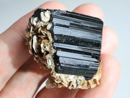 cerny turmalin skoryl muskovit lupenite krystaly vysocina cena 1