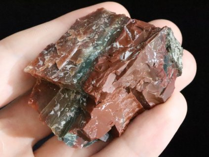 Surový červeno-hnědý jaspis z lokality Doubravice