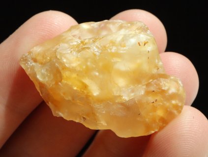 Hezky zbarvený český citrínek lehounce protkaný oranžovým křemenem