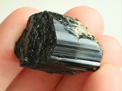 cerny turmalin skoryl prirodni surovy cesky drahy kamen 1