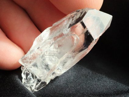Luxusně vyhlížející ledově bílý krystalek křišťálu