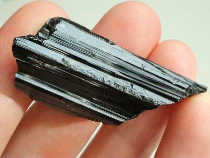cerny turmalin skoryl leskly podlouhly spalik 1