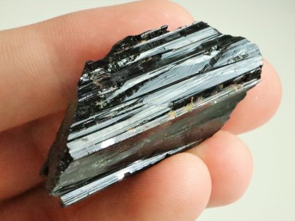 skoryl prirodni surovy drahy kamen z ceske republiky pikarec vysocina 1