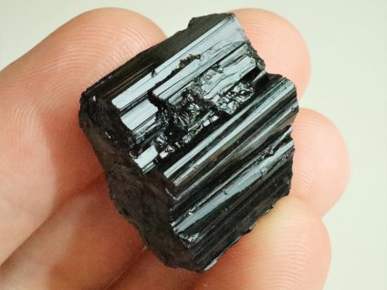 leskly skoryl cerny turmalin ryhovany cesky kamen 1