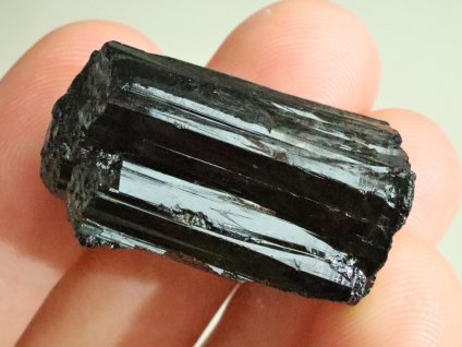 skoryl cerny turmalin leskly valecek spalik cesky kamen 1