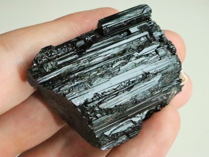 cerny turmalin skoryl obrazky 1