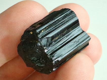 cerny turmalin skoryl maly leskly slapicek 1