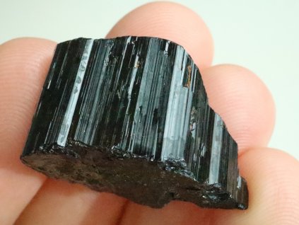 odstipnuty skoryl cerny turmalin pikarec ryhovany leskly kamen 1