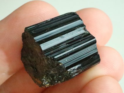 cerny turmalin valecek pravidelny spalik maly esteticky kaminek 1