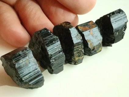 cerne turmaliny skoryly sestava pet kusu vzorky ceske nerosty 1