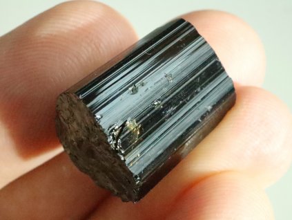 cerny turmalin skoryl prirodni surovy cesky kamen obrazky 1