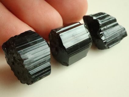 ukoncene spaliky cernych turmalinu serie sada sestava skupinka obrazky prodej 3