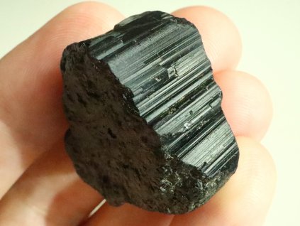 cerny turmalin skoryl uzky spalek slusne velky kamen 1