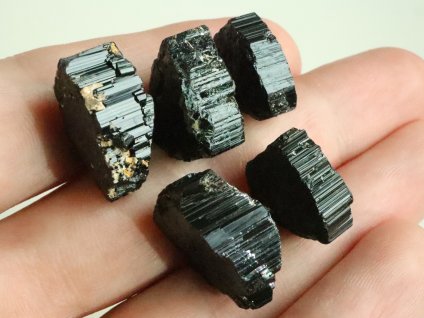 cerny turmalin skoryl kamen mineral nerost šutr sestava serie skupinka prodej 1