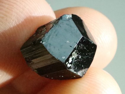 cerny turmalin dokonale ukonceny krystal valecek spalik vzorek kaminek 1
