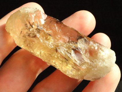 citrin zluty zlatavy fragment krystalu pravy cesky kamen 1