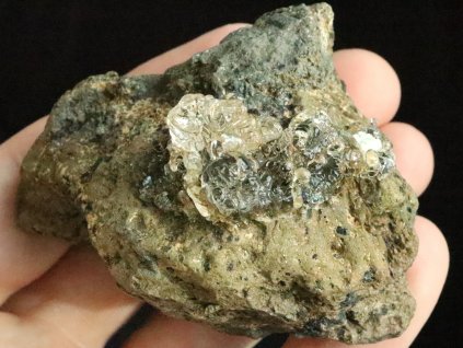 skelny opal hyalit prirodni cesky drahy kamen valec 1