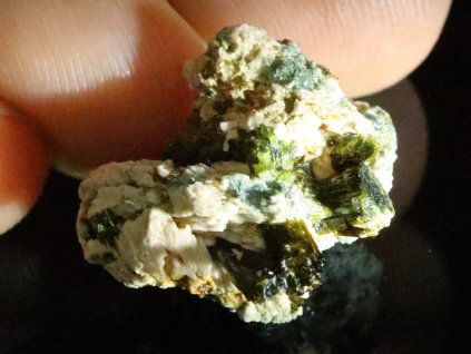 epidot krystalky albit zivec zeleny cesky prirodni kamen 2