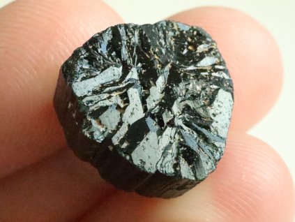 cerny turmalin skoryl ukonceny zakonceny netradicne zajimave 1