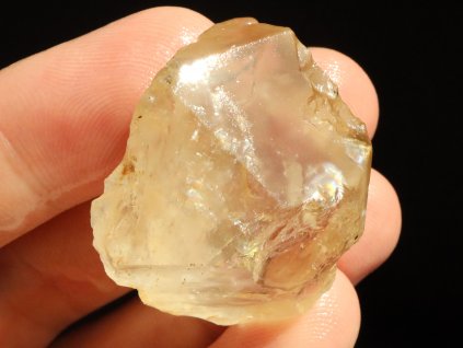 citrin fragment krystalu pravy cesky kamen 1