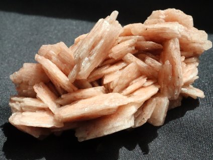 baryt pravy prirodni surovy cesky kamen mineral nerost 1