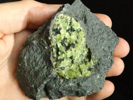 olivin smrci zeleny kamen zrna 1