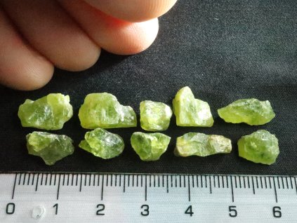 olivin zrna zeleny mineral kamen 1
