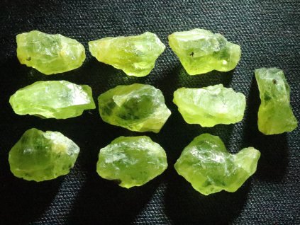 olivinova krystalova zrnka smrci ceska republika 1