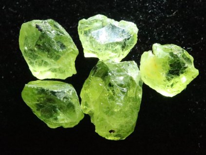 zrna olivinu kvalitni prusvitna cista esteticka hodnotna 1