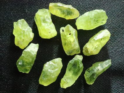 olivinova zrna ceske kameny mineral nerosty 1