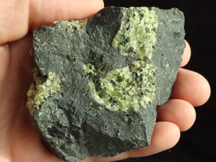 olivin pravy cesky prirodni surovy kamen 2