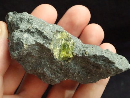 olivin prusvitne zrno krystalove kvalitni esteticky sbirkovy vzorek cesky kamen 1