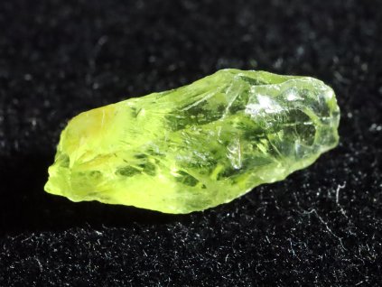 krystalove zrno olivinu kvalitni prusvitne drahokamove 1