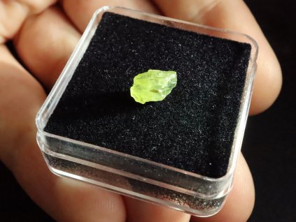 olivin prirodni surovy cesky drahy kamen zrno 1