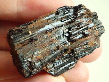 cerny turmalin patina prirodni limonit 1