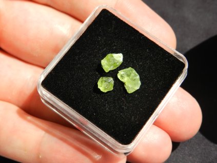 olivinova zrna zarive jablkova barva smrci cr 1