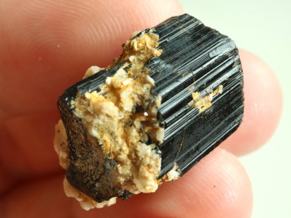 cerny turmalin skoryl kamen mineral nerost cesky 2