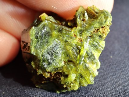 epidot zeleny kamen mineral nerost obrazky 1