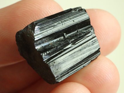 cerny turmalin skoryl leskly ryhovany 1