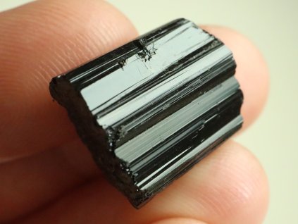 cerny turmalin prirodni surovy kamen 1