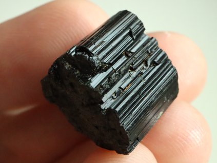 cerny turmalin cesky kamen 1