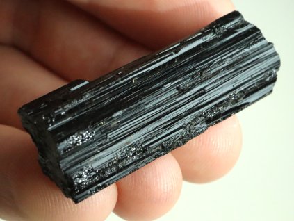 cerny turmalin dlouhy podlouhly protahly 1