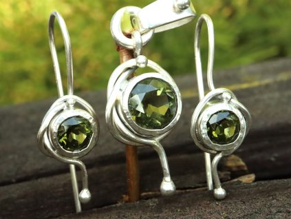 sperkovy set brousenych ceskych vltavinu nausnice privesek stribrno 1