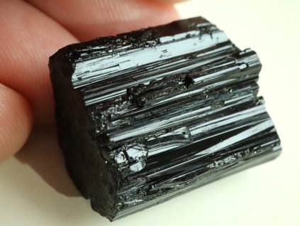 cerny turmalin skoryl kvalitni spalik valecek cesky kamen 1