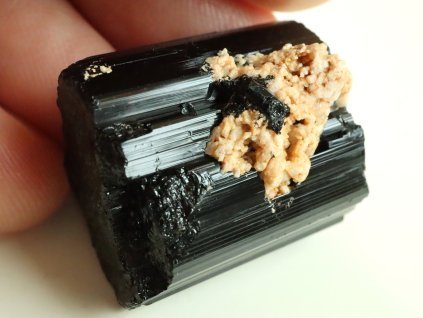 esteticky vzorek cerneho turmalinu z vysociny na prodej 1