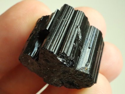 cerny turmalin kvalitni esteticky cesky kamen 1